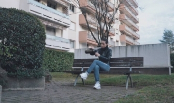 María mateando en Lyon, Francia.