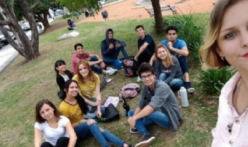 La Banda tomando mates en el parque. Bahía Blanca, Buenos Aires.