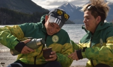 Kevin y Brian mateando en Bariloche, Río Negro.