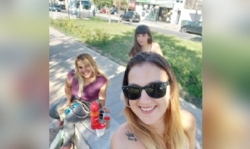 Pame y sus amigas mateando en San Clemente del Tuyú.