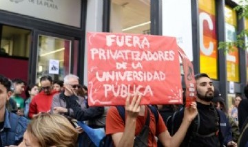 Dirigentes libertarios quisieron dar una charla en la UNLP pero terminó con disturbios