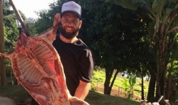 Gerardo preprando el cordero Patagónico para la Peña. Trelew, Chubut.