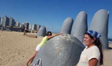 Mary y su amiga recorriendo las playas de Piriapolis.