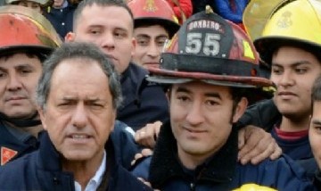 Scioli hoy festeja el día del bombero, mañana el día del fuego