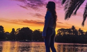 Helena mirando el atardecer en los Bosques de Palermo.