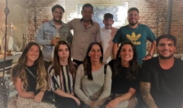 Amigos de Estudio Jurídico, compartiendo momentos en un bar de San Telmo.