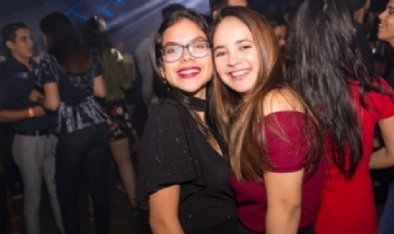 Cande y su amiga recorriendo la noche de Guayaquil, Ecuador.