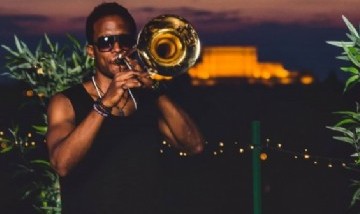 Tony tocando para la noche de Bucarest, Rumania.