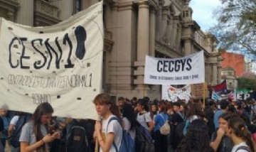 Estudiantes secundarios se manifestaron en Rosario, a 48 años de La Noche de los Lápices