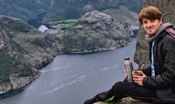 Iván mateando en los paisajes de Noruega.