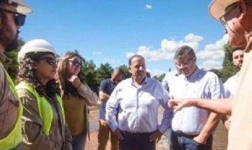 El Gobernador Ricardo Quintela Inspecciona el progreso en obras de riego en San Blas de los Sauces