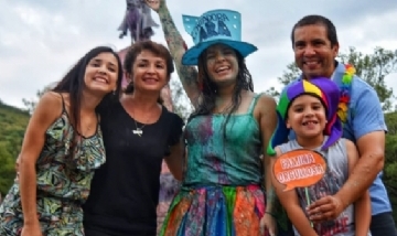 Lara festejando su recibida en La Plata, Buenos Aires.