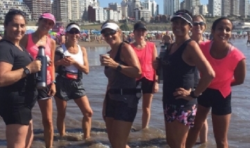 Cristina y su grupo de running mateando después del entrenamiento.