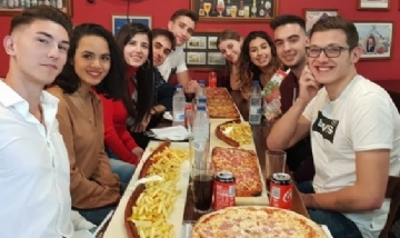 Marcos y sus amigos de peña en Palermo, CABA.