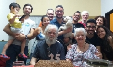 Nicolás festejando sus 25 con la familia en Ciudadela, Buenos Aires.