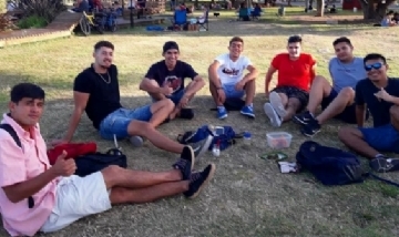 Maxi y sus amigos mateando en la tarde Vicente López, Buenos Aires.