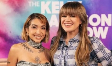 María Becerra sorprendió con su inglés fluido en el programa The Kelly Clarkson Show