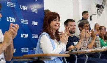 Cristina Kirchner se presentó por sorpresa en la Universidad Nacional de Avellaneda