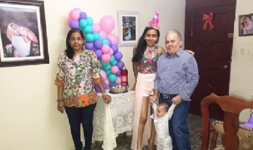 Eli festejando su cumple desde República Dominicana.