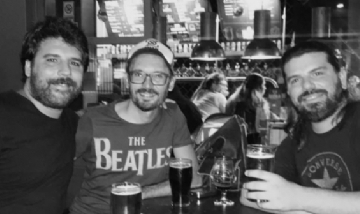 Tomás y los amigos disfrutando de una cerveza en la noche de CABA.