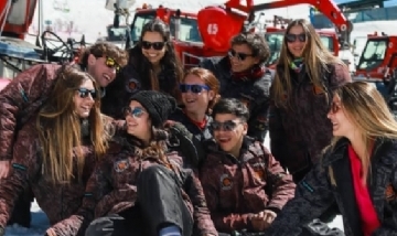 Ro y sus compañeros disfrutando su viaje de egresados en Bariloche.