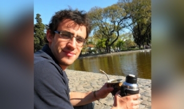 Dani mateando en Parque Centenario, Buenos Aires.