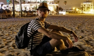 Luis disfrutando el anochecer en Playa de las Arenas, Valencia.