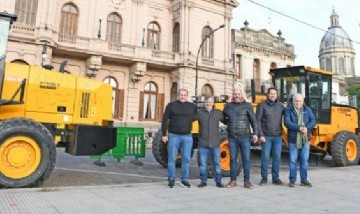 Chivilcoy: Guillermo Britos presentó una motoniveladora y una pala cargadora adquiridos por el Municipio