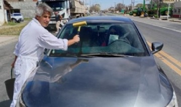 Casilda: docentes y no docentes universitarios limpiaron vidrios en forma de protesta