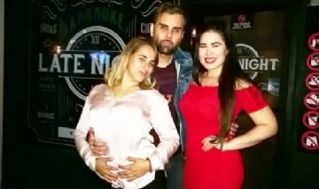 Enrique con sus amigas disfrutando la noche de Santo Domingo, República Dominicana.