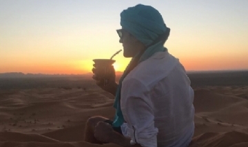 Kevin disfrutando unos mates en el paisaje del desierto de Sahara.