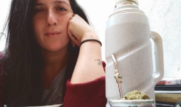 Mai tomando unos mates y leyendo en Benavídez, Buenos Aires.