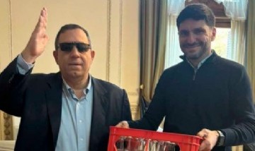 Carlos Maslatón visitó a Pullaro en Rosario y se llevó un regalo muy singular