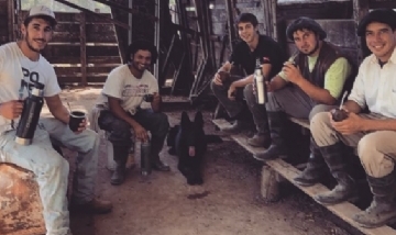 Esteban y sus amigos mateando en San Antonio de Areco.