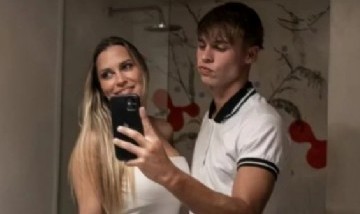 Un joven sale con su mamá al boliche, lo contó en Tik Tok y el resultado fue viral