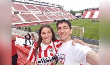 Julián y su hermana en el estadio de Estudiantes de La Plata.