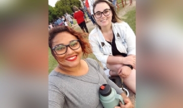 Ana Carolina y gaby mateando en Praça Saraíva, Brasil.