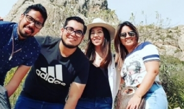 Carlos y sus amigos disfrutando en Peña de Bernal, México.