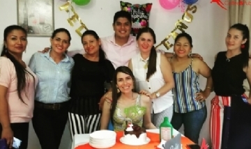 Flor festejando su cumple con la familia en Bogotá, Colombia.