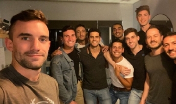 Nico y sus amigos de peña en Chacarita, Buenos Aires.