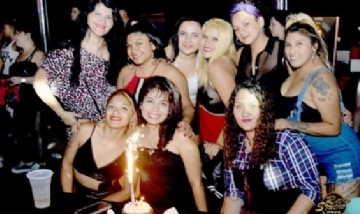 Mariel y sus amigas festejando su cumpleaños en CABA.