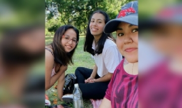 Fiorella y sus amigas de peña en el Bosque de La Plata.