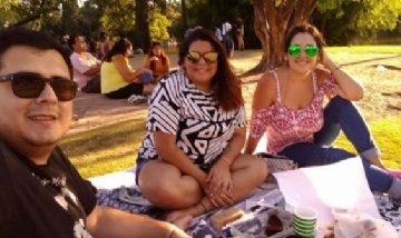 Agustina y su familia mateando en los bosques de Palermo, CABA.