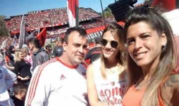 Dany y sus amigos listos para el partido de Newells. En Rosario, Argentina.