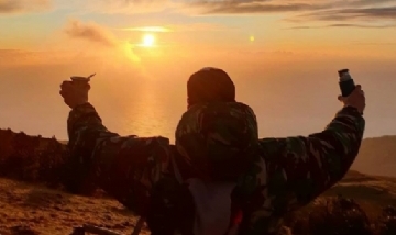 Franco mateando en el atardecer del Monte Cocuzzo, Italia.