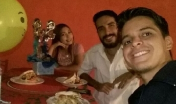 Miguel festejando su cumple con amigos en Caracas, Venezuela.