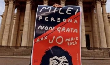 Aparecieron carteles en las calles de París que declaran a Milei "persona no grata"