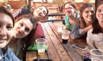 Sabrina y sus amigas de peña de fin de año en CABA.