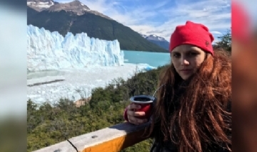 Clara, mateando en el Glaciar Perito Moreno