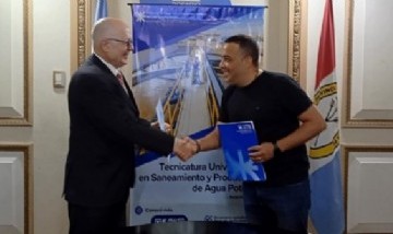 Firma de convenio para la apertura de la Tecnicatura Universitaria en Saneamiento y Producción de Agua Potable